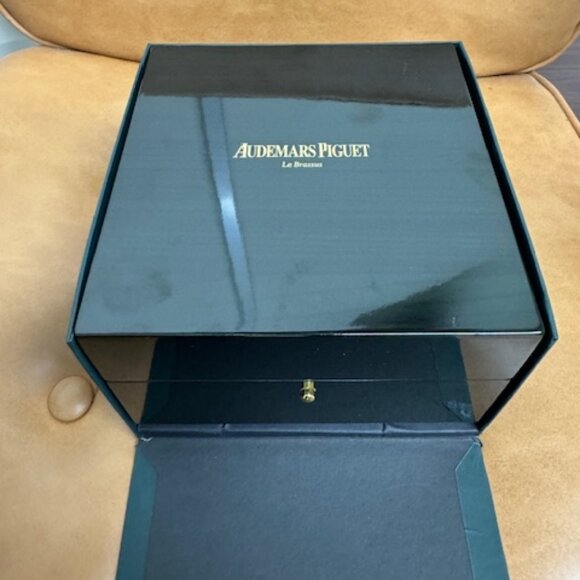 AP Audemars Green Wooden Watch box storage - Picture 4 of 6